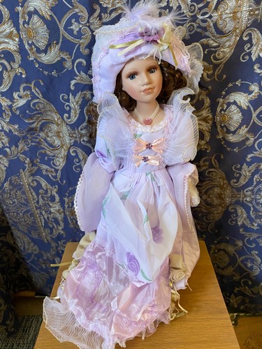 Porcelain doll stand - ,