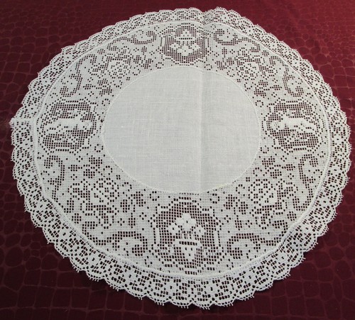 Antique round linen mat - round,