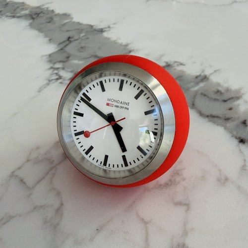 Mondaine red table clock - red,