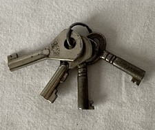 4 Vintage Mixed Small Keys on