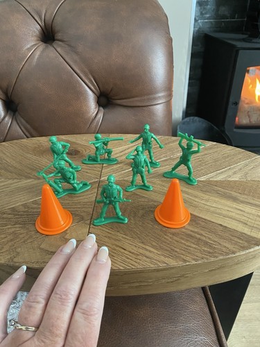 Toy story soldiers - story,