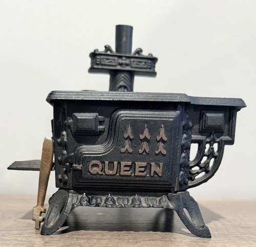 Vintage queen miniature - queen, cast