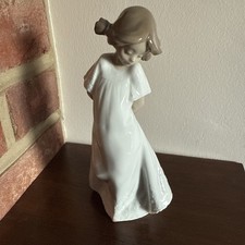 Lladró Nao Figurine So Shy Girl 1109 Child Figurine. 