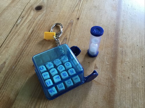 Boggle mini game keychain - game,