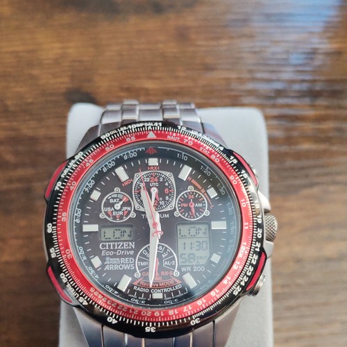 Citizen men red - red, arrows