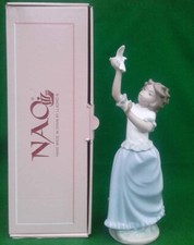 LLADRO / NAO PLAYING WITH A