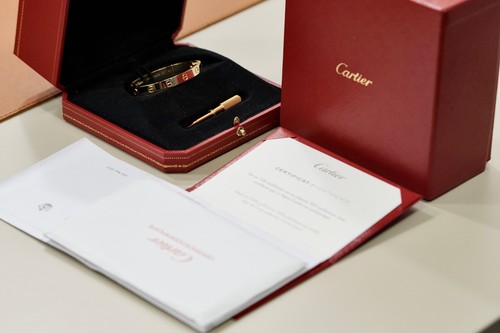 Cartier classic love bracelet - cartier,