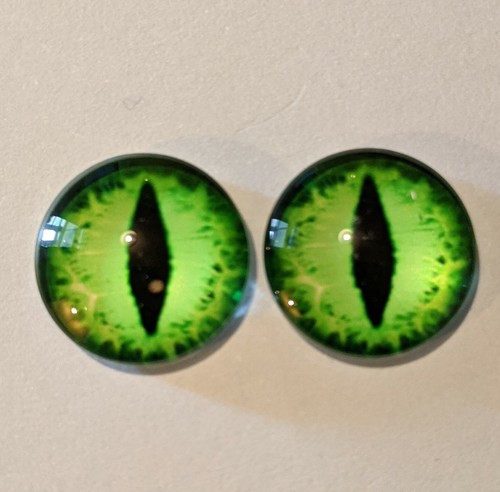 Green glass cabachon - , eyes