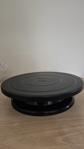 Black round rotating cake - black,
