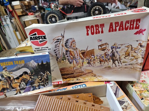 Fort apache figurines set - apache,