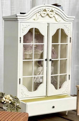 Handmade scale dollhouse - 1:6,