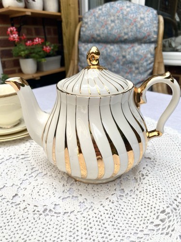 Sadler 1717 swirl teapot - swirl, white