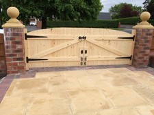 WOODEN DRIVEWAY GATES HEAVY DUTY GATES!4FT 6" HIGHEST POINT FREE HINGES & LOCK