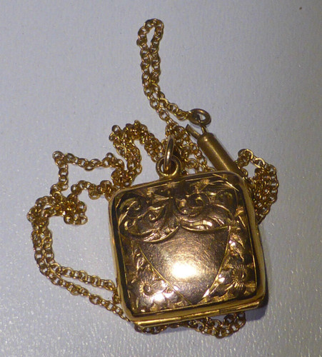 9ct gold locket - 9ct,
