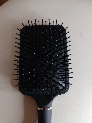 Styling black paddle hair - styling,
