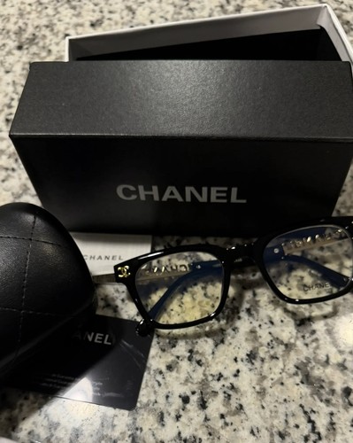 Chanel square black plastic - square,