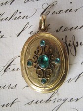 GORGEOUS ANTIQUE FRENCH 18CT ROLLED GOLD FIX OPENING LOCKET GREEN PASTE STONES
