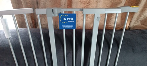 Safety gate for doors - gate, and