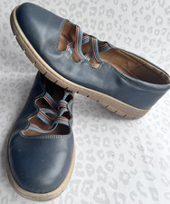 Loretta Navy Crossover Flat