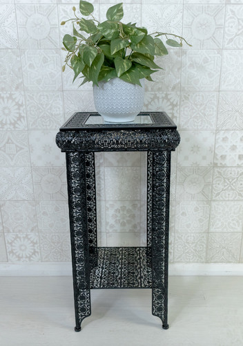 Black embossed metal - black,