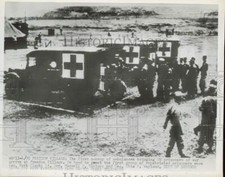 1953 Press Photo Ambulances bring UN POWs to Freedom Village, Korea - nei09191