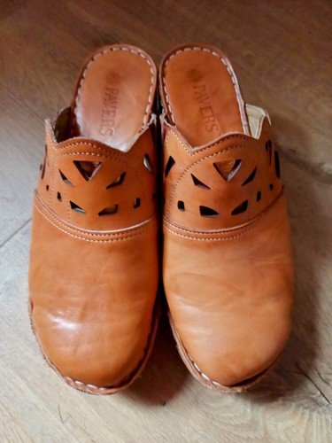 Pavers tan soft leather