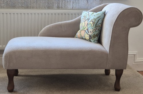 Small chaise longue lounge - longue, in