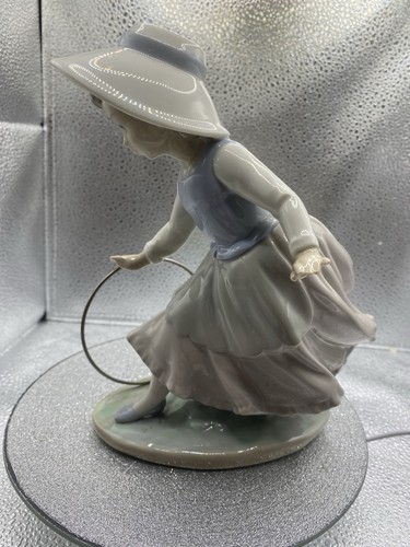 Nao lladro figurine girl with - nao,