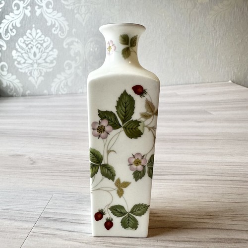 Wedgwood wild strawberry bud - wedgwood,