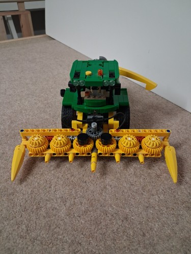 Lego technic john deere - john,