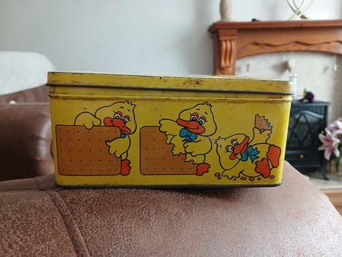 Vintage cream cracker - cream, tin