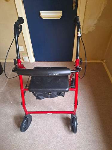 Red black wheel rollator - black,