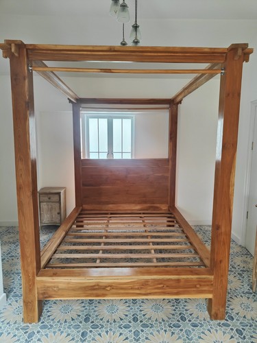 Beautiful teak king - size, four