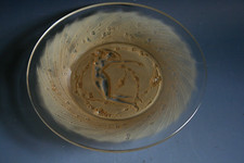 ANTIQUE RENE LALIQUE UNE FIGURINE ET FLEURS GLASS PLATE - CIRCA 1920