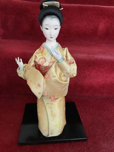 Kneeling beautiful geisha - kneeling,