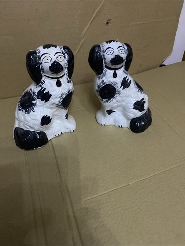 Pair staffordshire pottery - ,