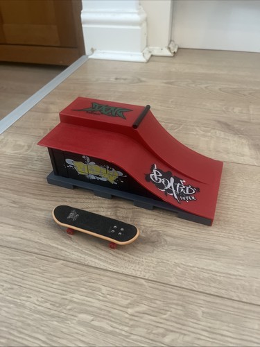 Mini skate ramp with - skate, deck
