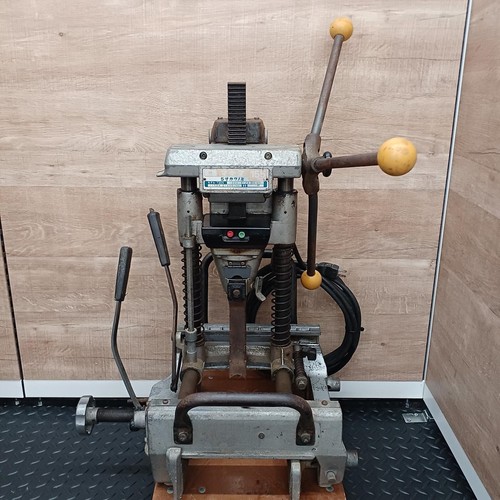 Makita 7305 hollow - /,