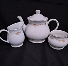 Vintage Sadler Garland Teapot