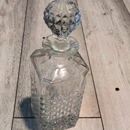 Unmarked clear glass decanter - clear,