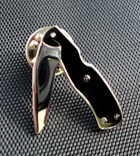 Black penknife pin badge - black,