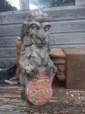 Old Lion Carving, Old English