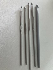5 X Vintage Crochet Hooks.  Various Sizes.