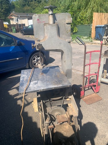 Metal cutting band saw