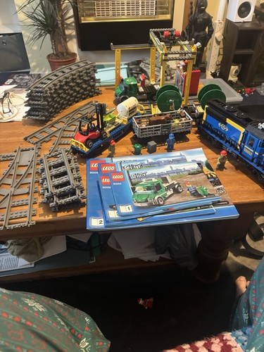 Lego 60052 front engine - front,