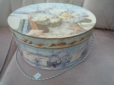 LARGE  VINTAGE  DECORATIVE HAT BOX ROUND  STORAGE BOX WITH CARRY HANDLE