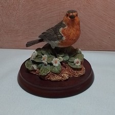 Border Fine Arts. "Robin With Daisies". RB43. 1995.74x70x60 mm Approx.