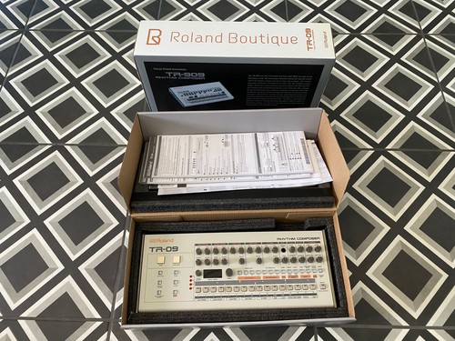 Roland rhythm composer - tr-09,