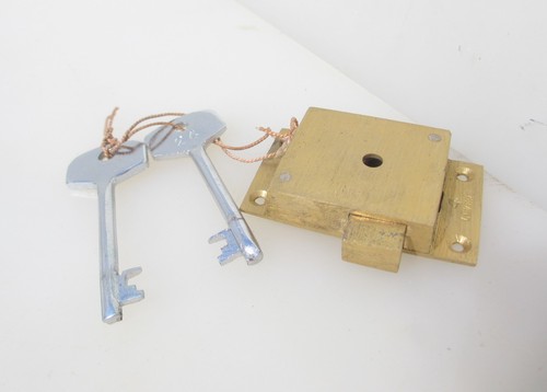 Brass cabinet lever lock catch - brass,