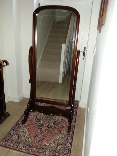 Free standing cheval mirror